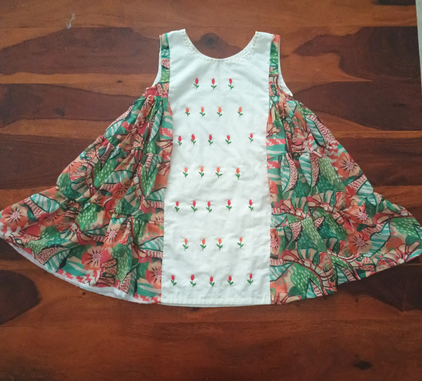 Mul cotton sleeveless with jungle print.